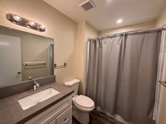 Building Photo - Spacious 4-Bedroom Townhome in Prime Clair...