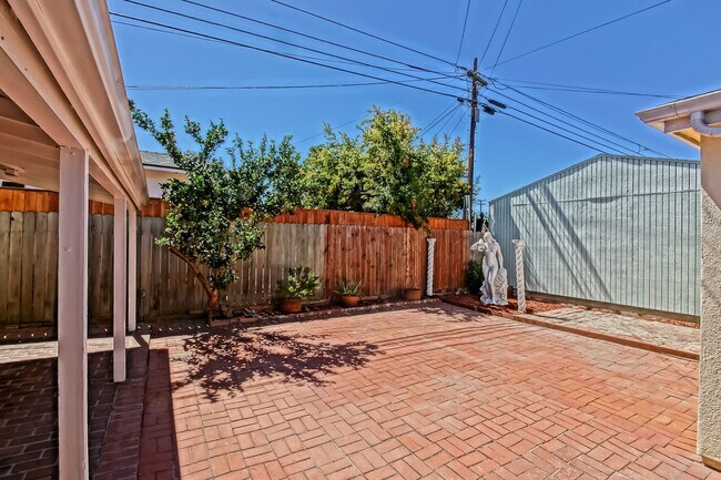 Building Photo - SPACIOUS, BRIGHT & AIRY, 3BR2BA HOME W/ GR...