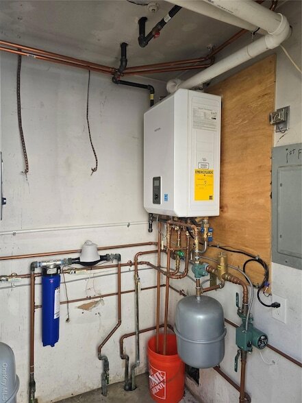 Building Photo - 359 E Pine St