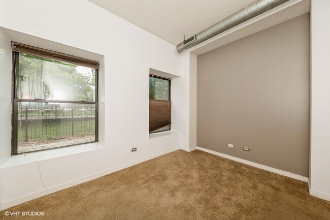 Building Photo - 4537 S Drexel Blvd