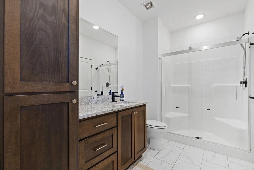 Building Photo - 703 S Hickory Dr