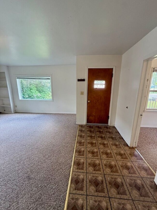 Building Photo - 3 Bedroom, 1 Bath Apartment for Rent - Clo...