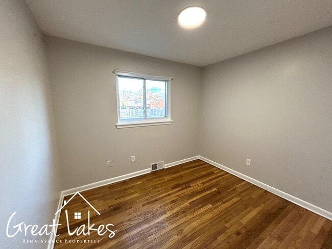 Building Photo - Cozy 3 Bedroom 1 Bathroom now available fo...