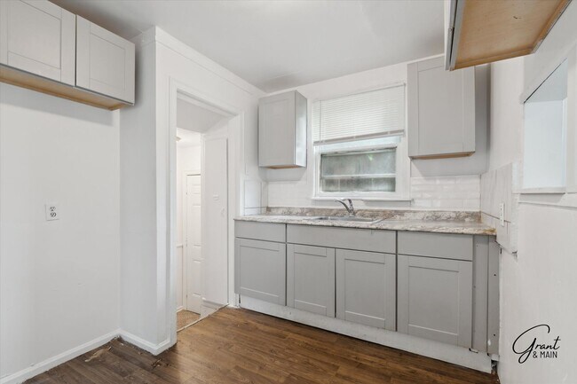 Building Photo - $1,200 - Bungalow