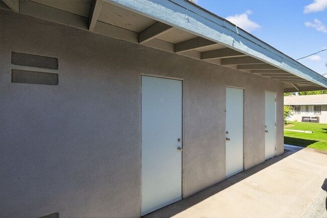 Building Photo - 44440 Acacia Dr