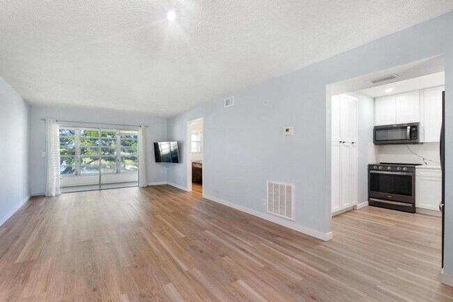 Building Photo - 124 Lake Constance Dr