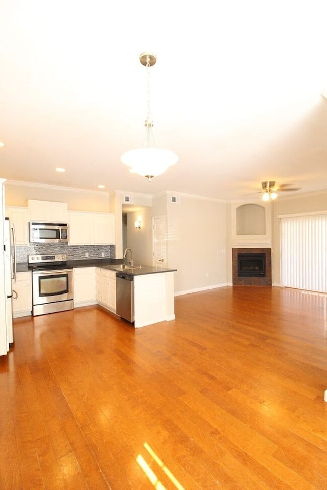 Building Photo - Long Realty & Property Management - 3 Bedroom Condo in Gated Community with Amenities