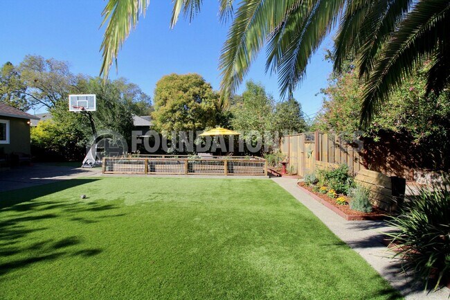 Building Photo - Charming 3 bed, 2 bath home nestled on a l...