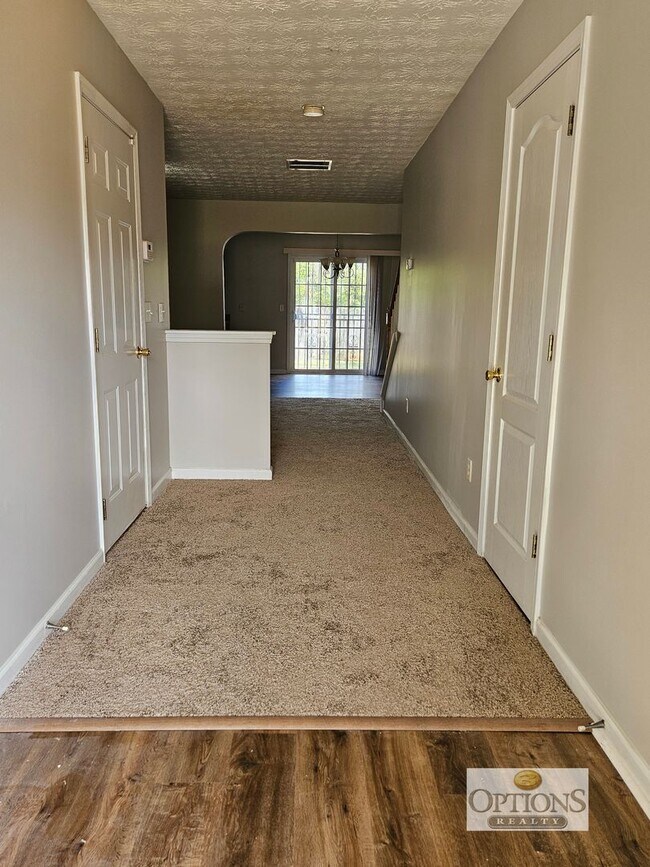 Building Photo - 3BR Townhouse