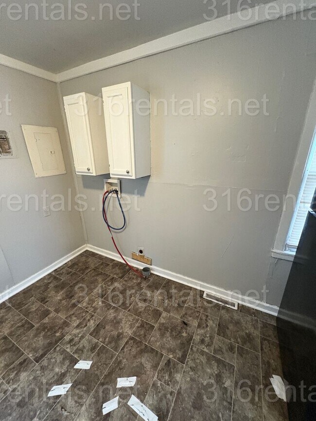 Building Photo - $685 - 2 bedroom / 1 bathroom - Single Family Home