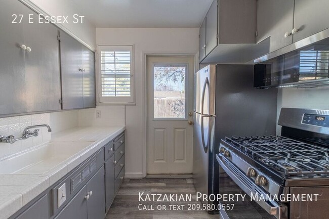 Building Photo - Stylishly Remodeled 2-Bedroom Home in Cent...