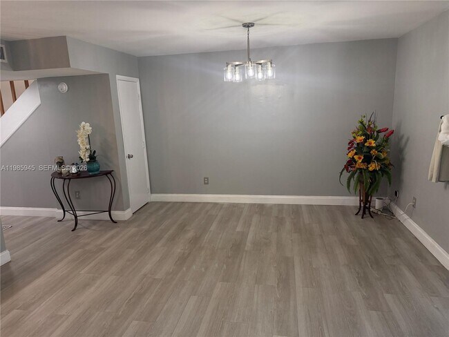 Building Photo - 3962 Inverrary Dr