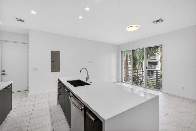 Building Photo - 1044 NE 18th Ave