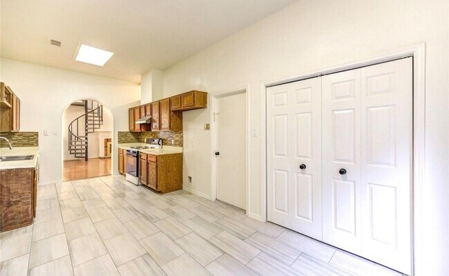 Building Photo - 16830 Scenic Gardens Dr