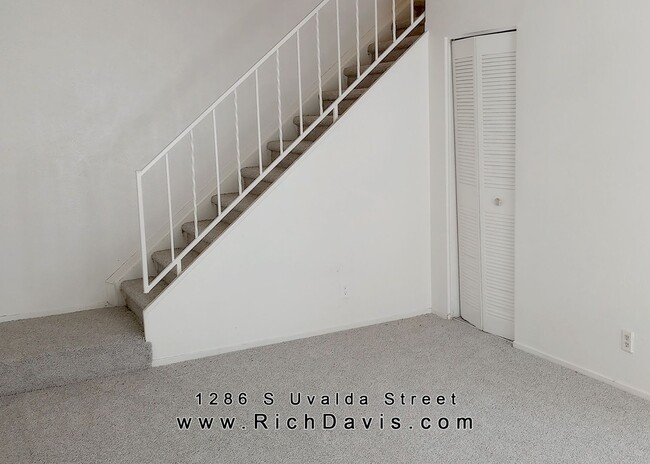 Building Photo - 2 bed, 1 Bath, 900 sqft with washer/dryer ...