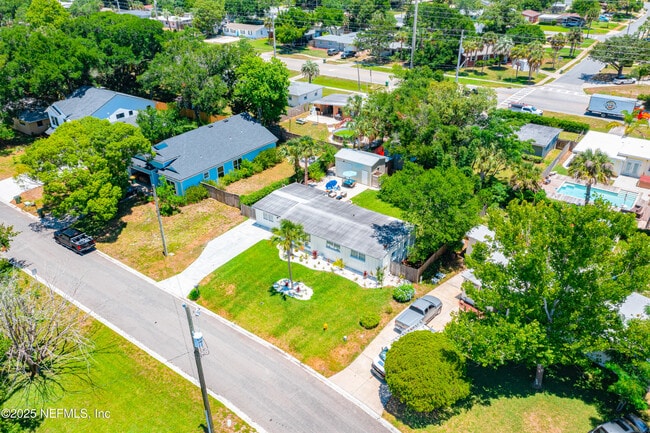 Building Photo - 1717 Sunset Dr