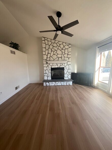 Livingroom - 7811 S Burdick Ave