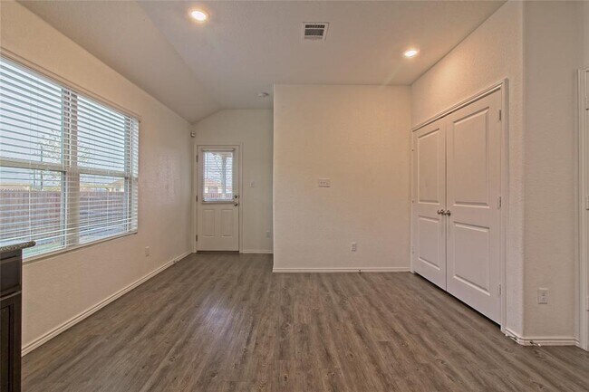 Building Photo - 108 Circle Wy