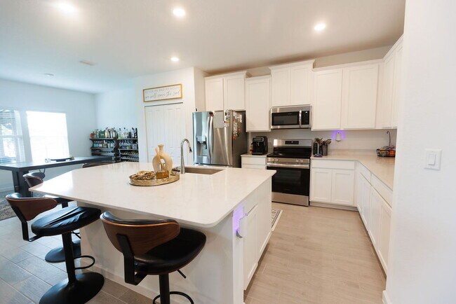 Building Photo - 4 Bedroom 2 Bath home for rent with beauti...