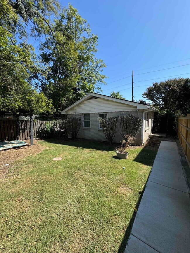 Primary Photo - 2213 White Ave