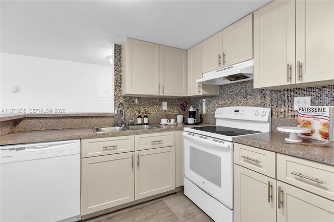 Building Photo - 9785 Nob Hill Ct