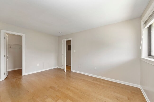 Building Photo - Newly Renovated Two Bedroom Condo! Parking!