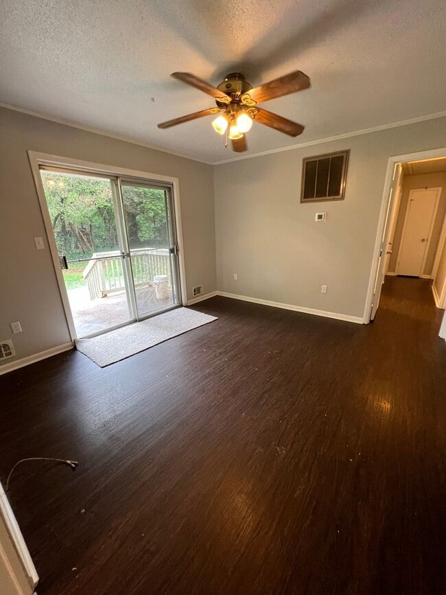 Building Photo - Brentwood Home close to UGAs Vet School