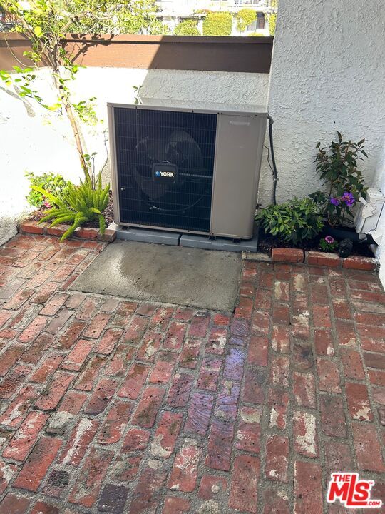 Building Photo - 1588 Palisades Dr