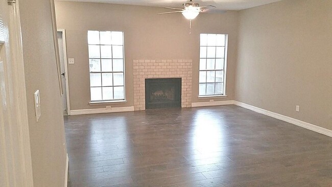 Building Photo - 17573 Red Oak Dr