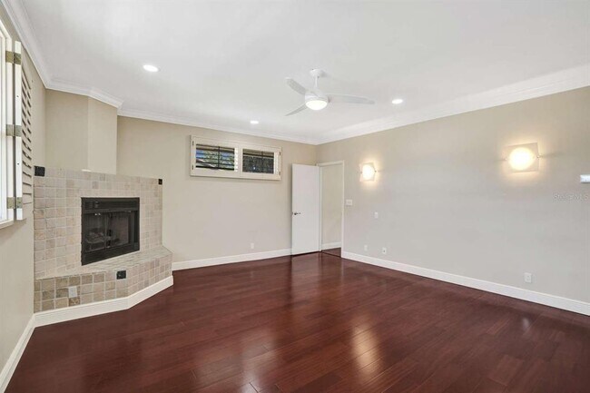 Building Photo - 2527 Lakes Dr