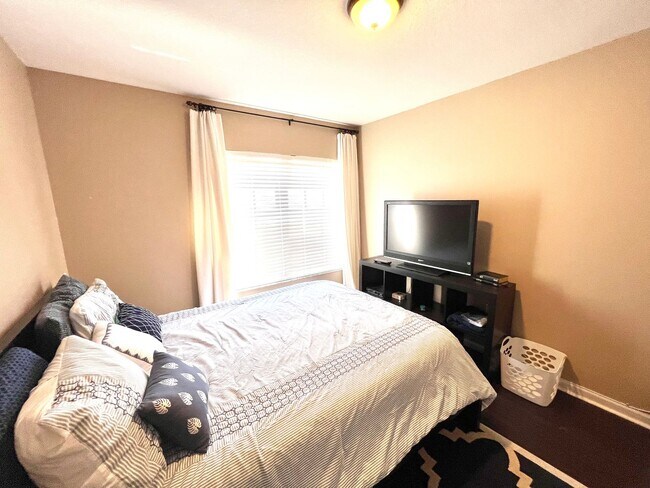 Building Photo - VALHALLA - FEELS LIKE A HOUSE!
