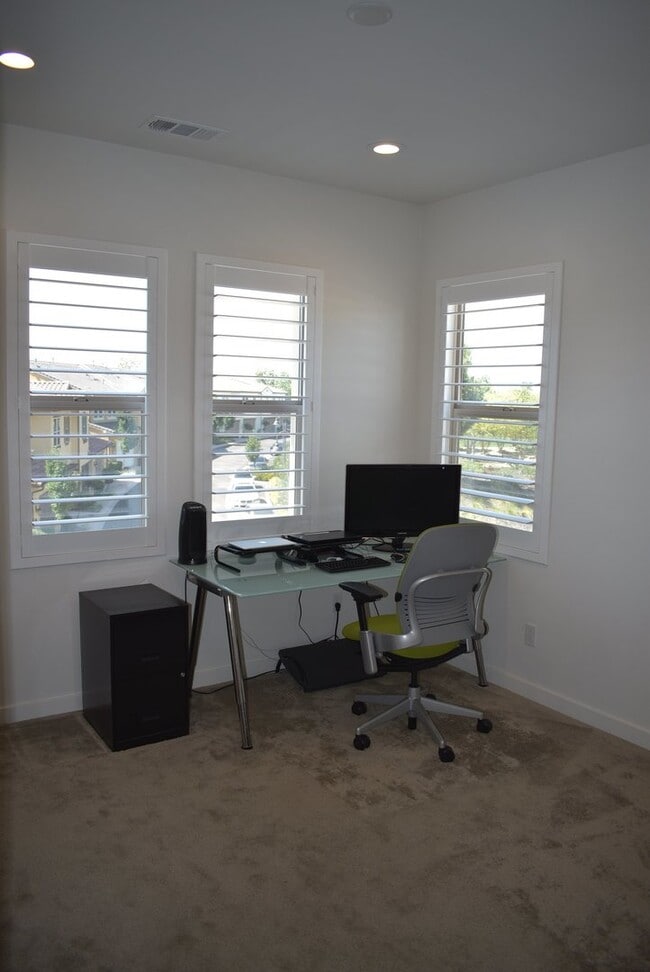 Building Photo - 3 Story 4 Bedroom 3.5 Bath Home in Del Sur...