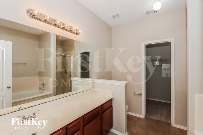 Building Photo - 230 Silver Ripple Dr