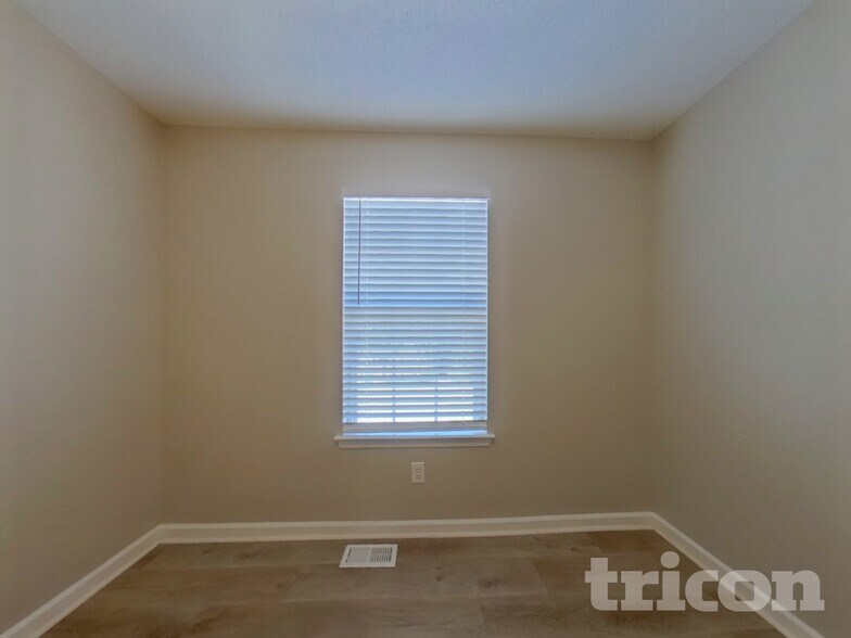 Building Photo - 210 Legend Dr