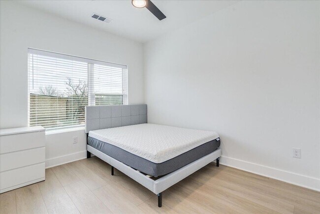 Building Photo - 3000 Duval St