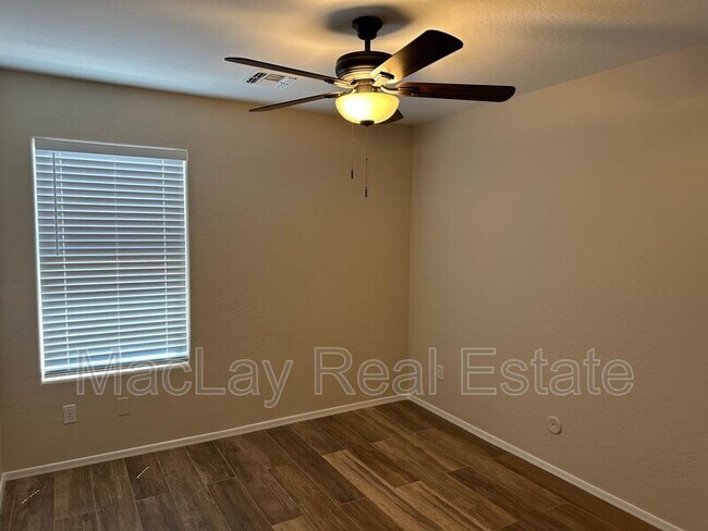 Building Photo - 2011 W Sunshine Butte Dr