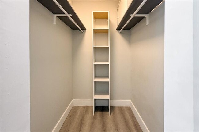 Building Photo - 1641 NE 5th Ct