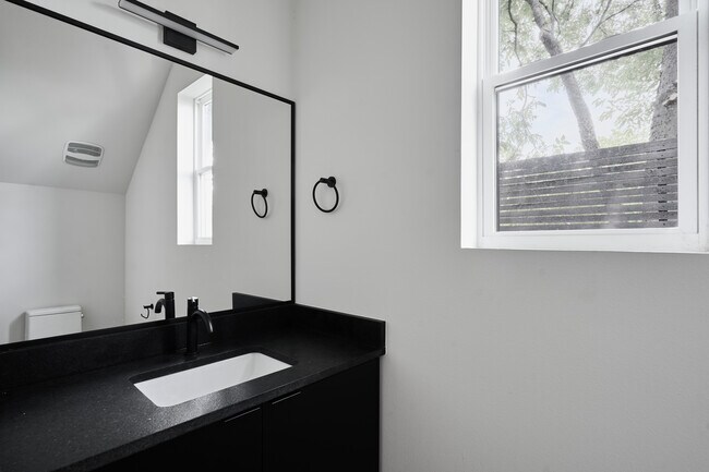 Building Photo - 412 Hackberry Ln