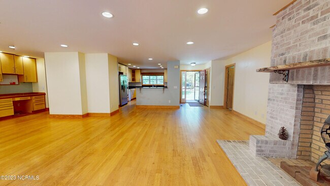 Building Photo - 245 Lakeside Dr