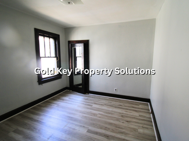 Building Photo - Spacious 2 BR 1 BA House with Central Air ...
