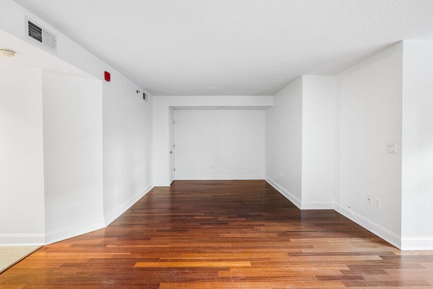 Building Photo - 1150 K St NW