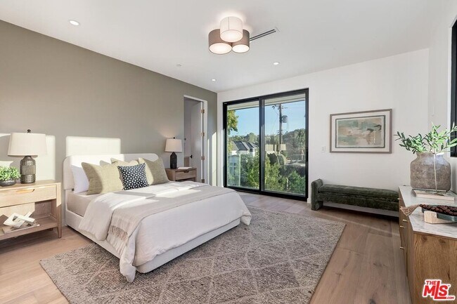 Building Photo - 16879 Mooncrest Dr