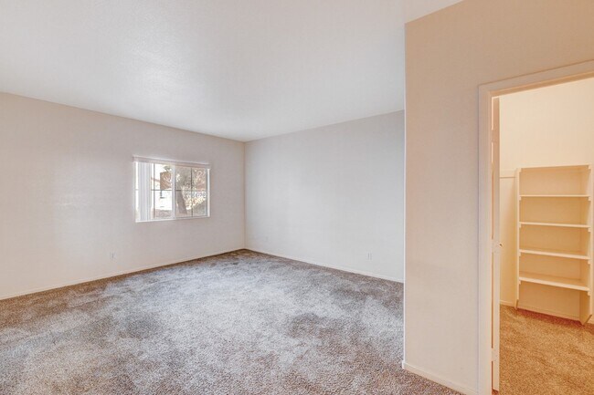 Building Photo - Beautifully Designed 2 Bedroom Condo in North Summerlin!
