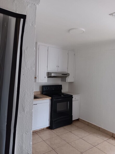 Building Photo - 904 E Lucas Ave