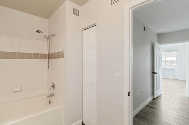 Building Photo - Newly updated 2 Bed / 2 Bath condo availab...