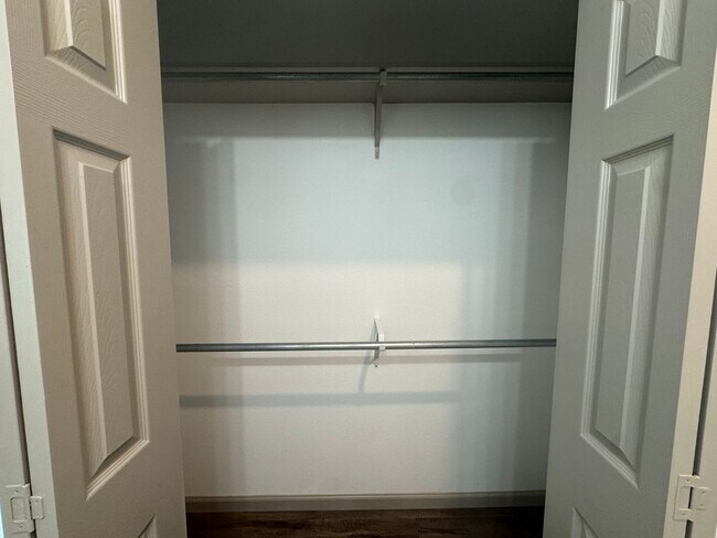 Building Photo - 2 Bed 2 Bath Town Home Available