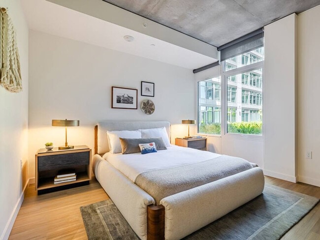 Building Photo - 1550 NW Naito Pkwy