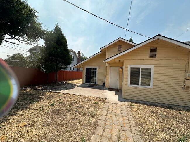Building Photo - 919 N Eldorado Ave