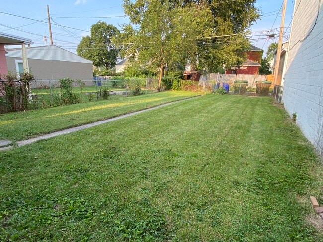 Building Photo - 271 Gift St.