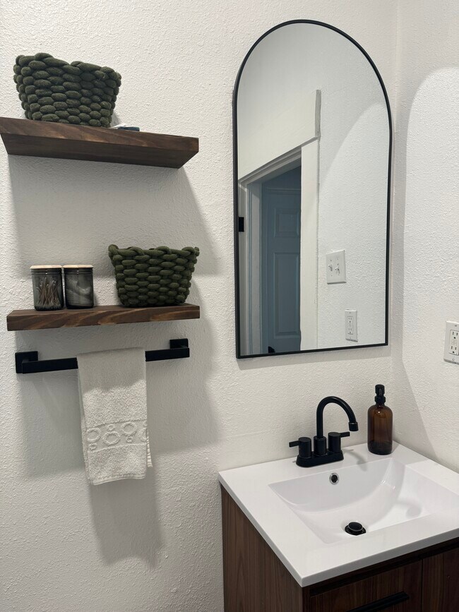 Building Photo - 5006 Hardy St